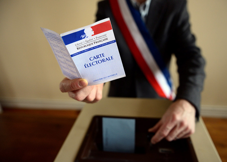 Bulletins de vote, urne, carte d'electeur, avec maire, elu pour elections.
Democratie